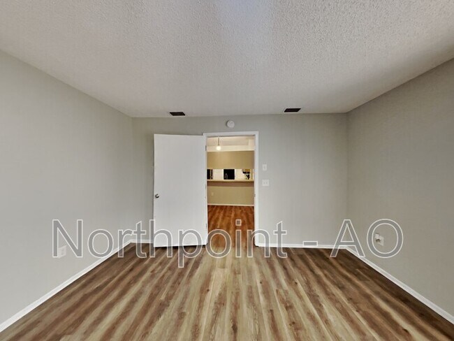 Foto del edificio - 7742 Mitchell Ranch Rd