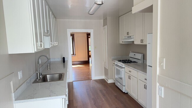 Foto del edificio - Bright Sunnyside Home with Fireplace, Bay Windows & Private Backyard!