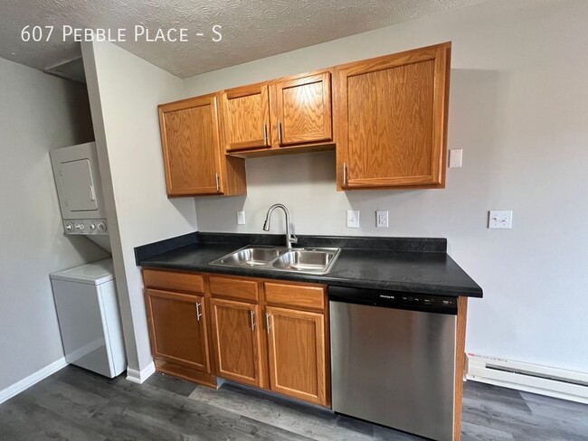 Building Photo - 607 Pebble Pl Dr
