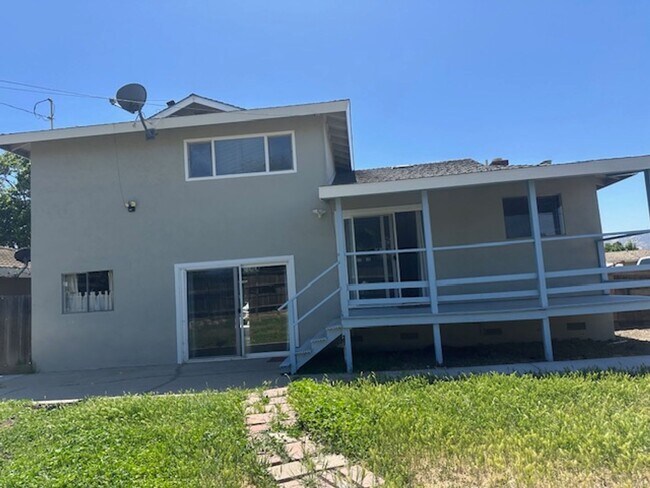 Foto del edificio - 4 Bed, 21/2 Bath Split level single family...