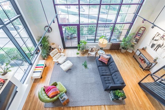 Foto del edificio - 1025 S Shepherd Dr