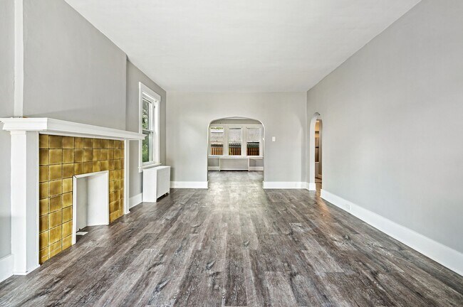 Building Photo - 1156 Davis Avenue