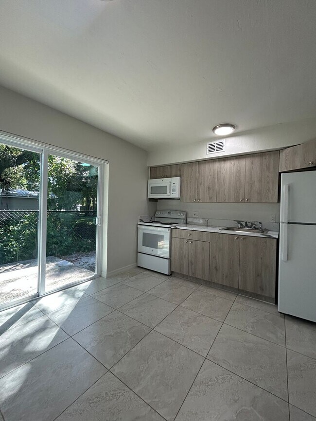Building Photo - 2 bed 1 Bath Condo