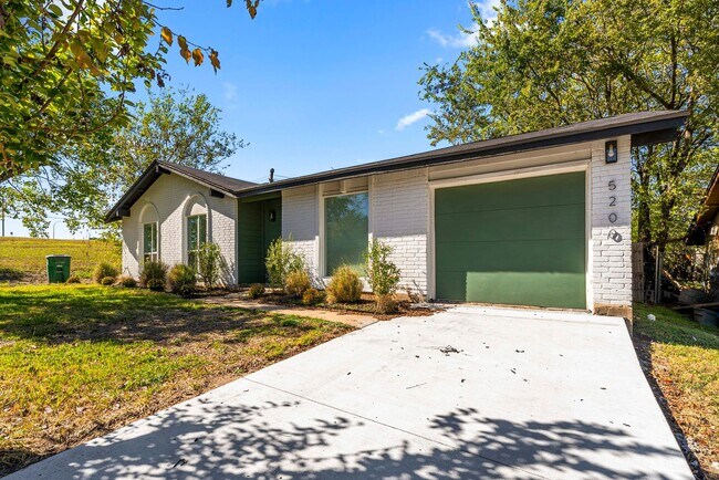Building Photo - Modern Comfort Meets East Austin Charm