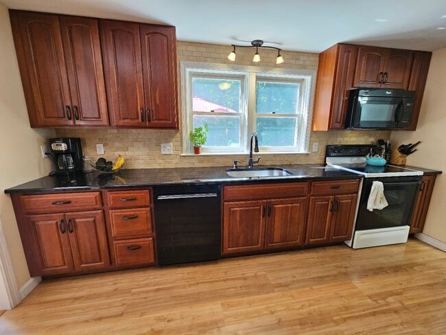 Kitchen - 11 Laurel Ln