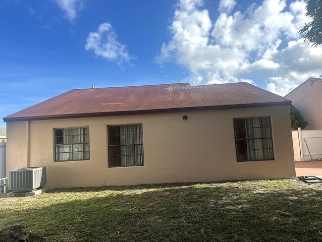 Foto del edificio - 2441 SW 82nd Ave