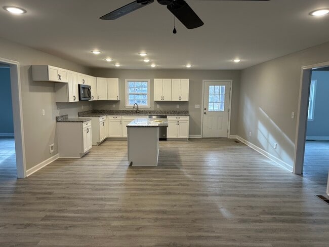 Building Photo - 735 Tussey St