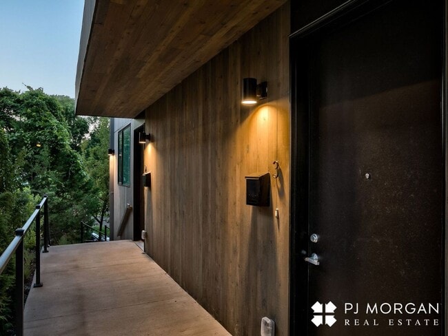 Building Photo - Downtown Luxury Condo