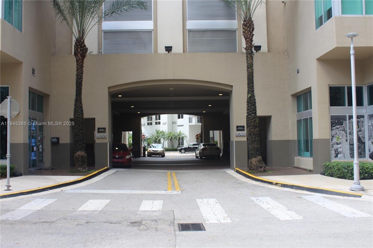Foto principal - 9055 SW 73rd Ct