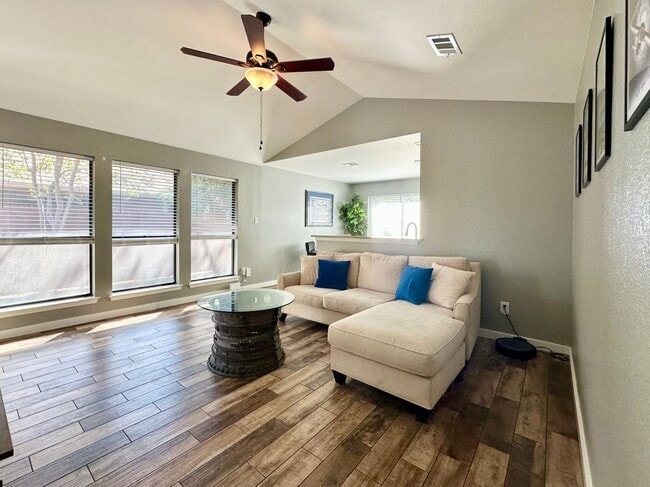 Foto del edificio - 1003 Markham Ln