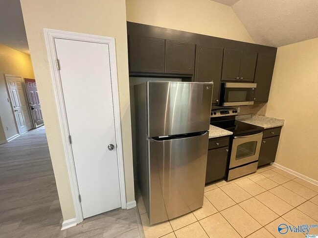 Building Photo - 102 Vistawood Ct