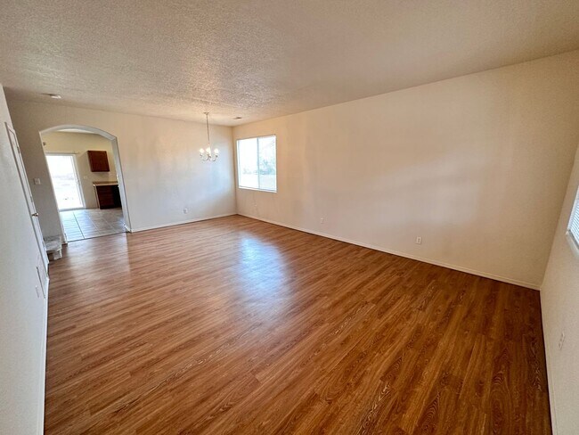 Foto del edificio - Stunning 2 story 2575 sq ft home- New Carpet