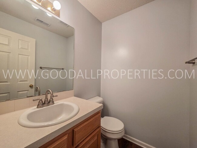 Building Photo - Spacious Townhome in Clive | 2 Bed + 2.5 Bath with Garage