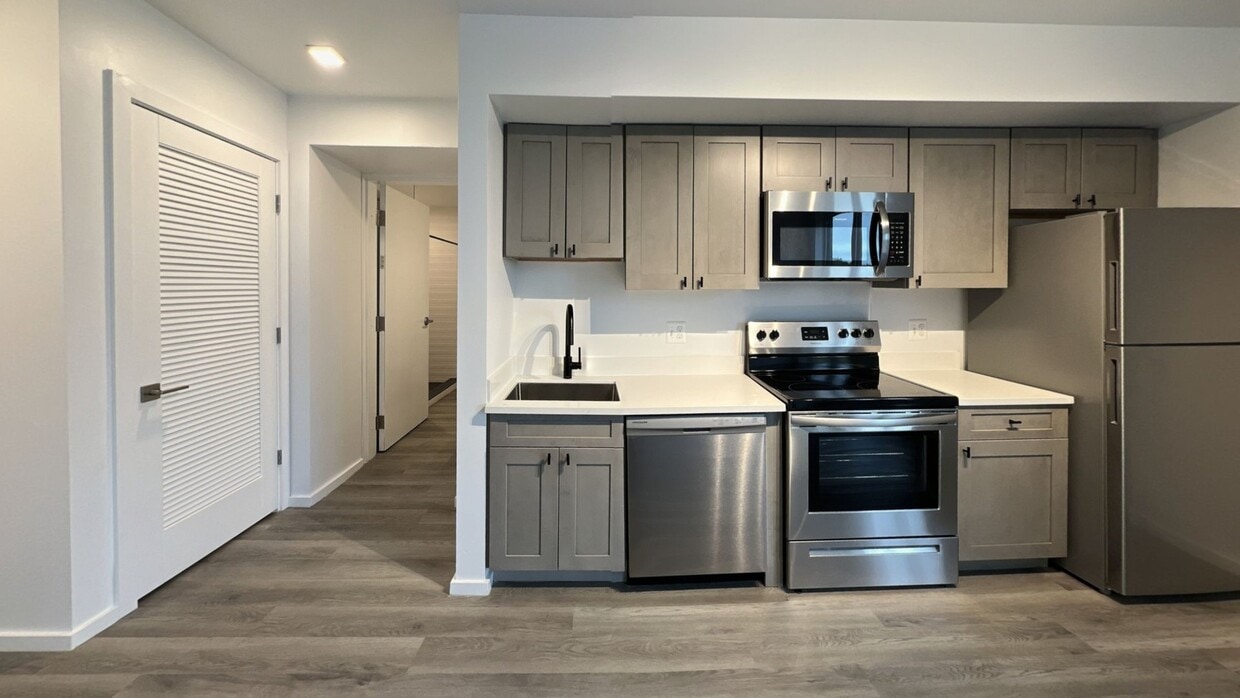 Photo - 725 W Pratt St. Apartments