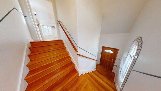 Building Photo - 252 S Rexford Dr