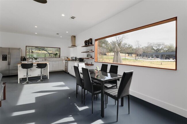 Foto del edificio - 7001 Ranch Rd 2222