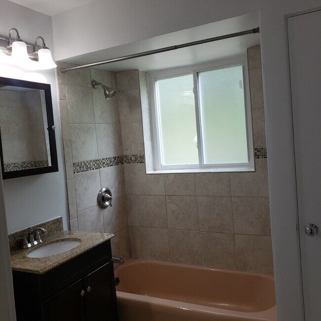 Foto del edificio - 4851 Greenleaf St