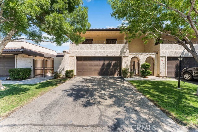 Foto principal - 215 Hawk Ln