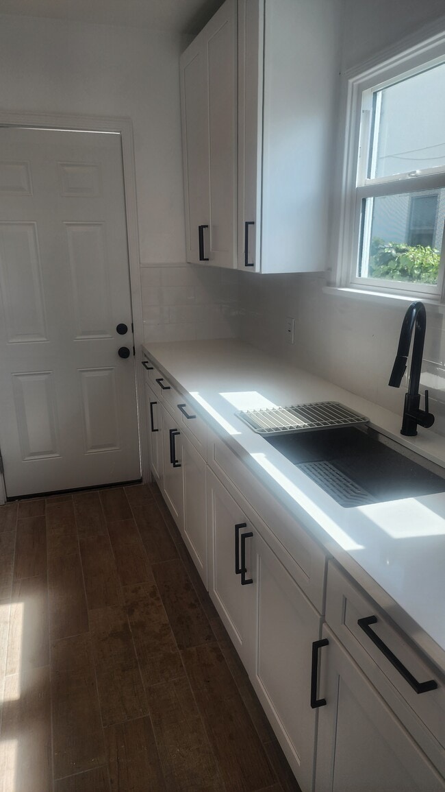 Kitchen - 6067 Comey Ave
