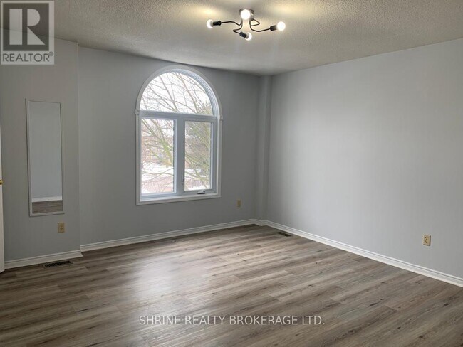 Photo du bâtiment - 925-925 Lawson Rd