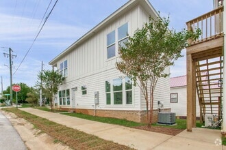Building Photo - 923 W Belmont St