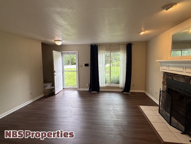 Foto del edificio - 7404 Foxglove Ln