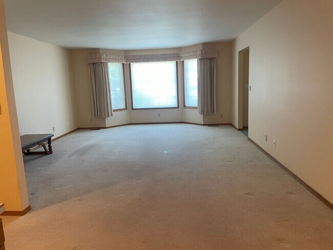 Building Photo - Well maintained duplex in the heart of Qui...