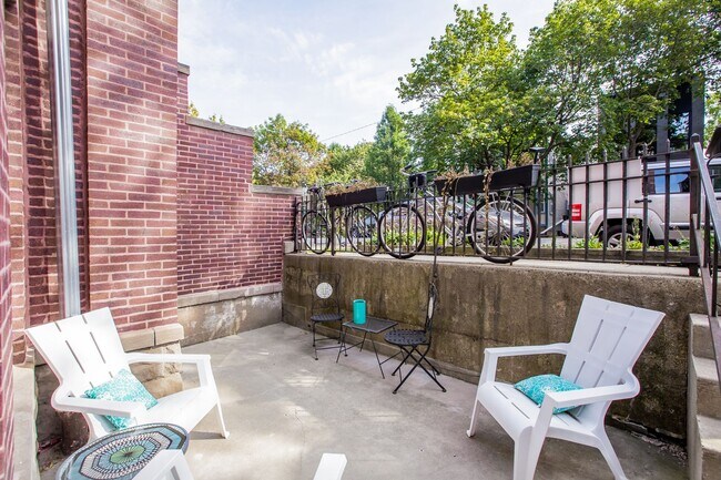 Foto del edificio - Beautiful 4bed/2bath GARDEN unit in Bucktown! Central Air! In-Unit Laundry!