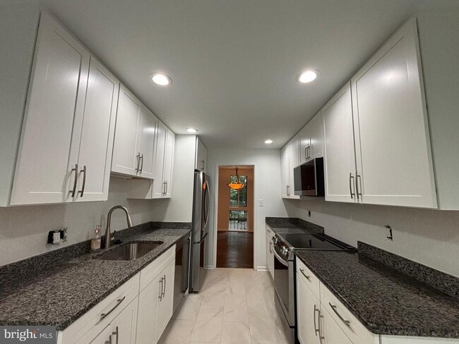 Building Photo - 8022 Inverness Ridge Rd