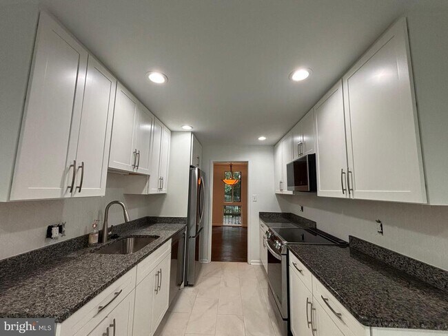 Foto del edificio - 8022 Inverness Ridge Rd