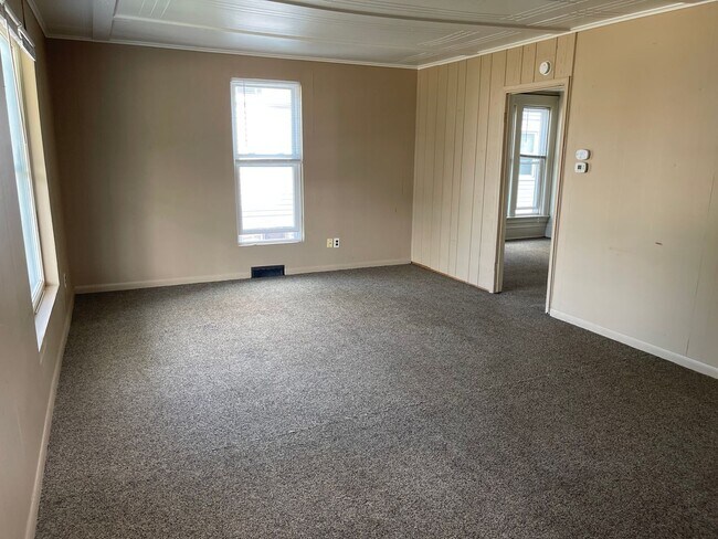 Building Photo - Amherst, 633