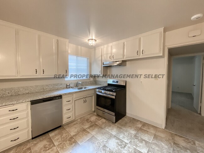 Building Photo - Sparkling 2 Bed 1 Bath Arden-Arcade Duplex!