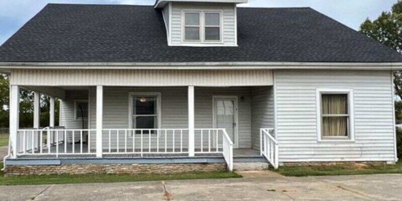 Primary Photo - 555 Old Hwy 99 (Triplex)