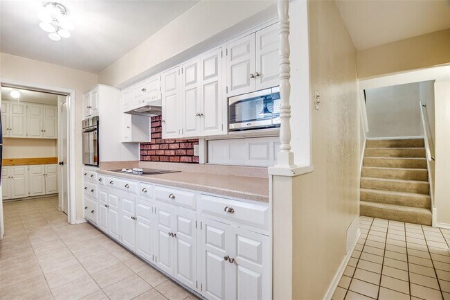 Building Photo - 715 Melrose Dr