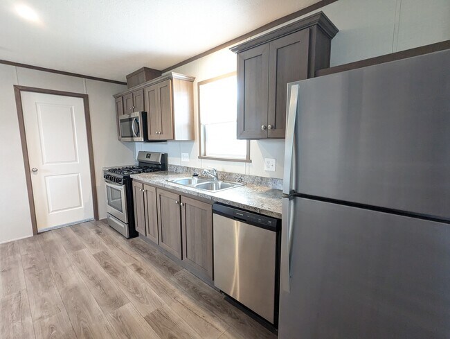 Foto del edificio - 5151 Rhine Dr