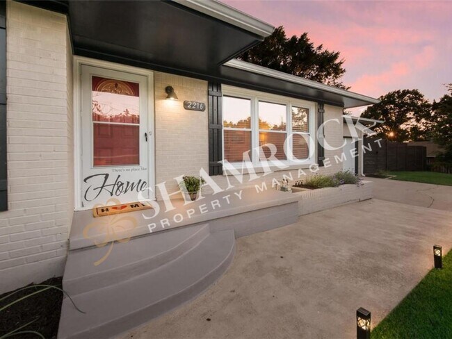 Building Photo - Beautifully Updated 3/2 Home in Prime Location