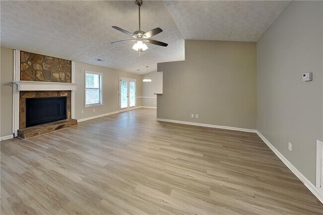 Foto del edificio - 815 Riverstone Ln