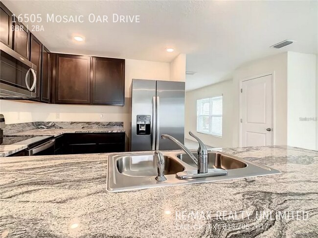 Foto del edificio - Section 8 Welcome!!!16505 Mosaic Oar Drive...