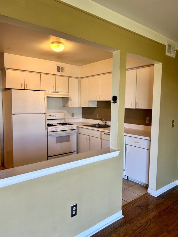 Building Photo - 426 N Fox Hills Dr