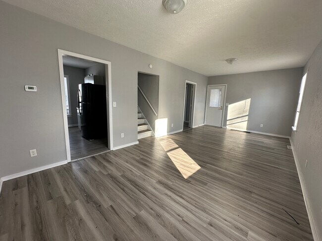 Building Photo - 911 S Laurel St