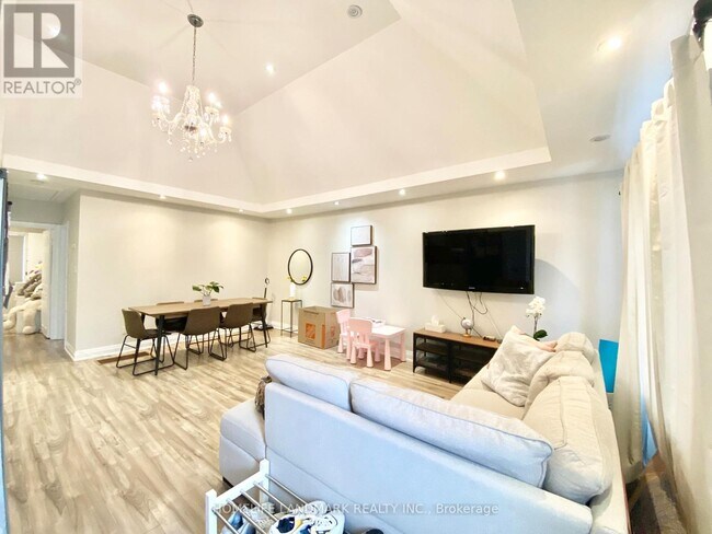 Building Photo - 689 Jane St