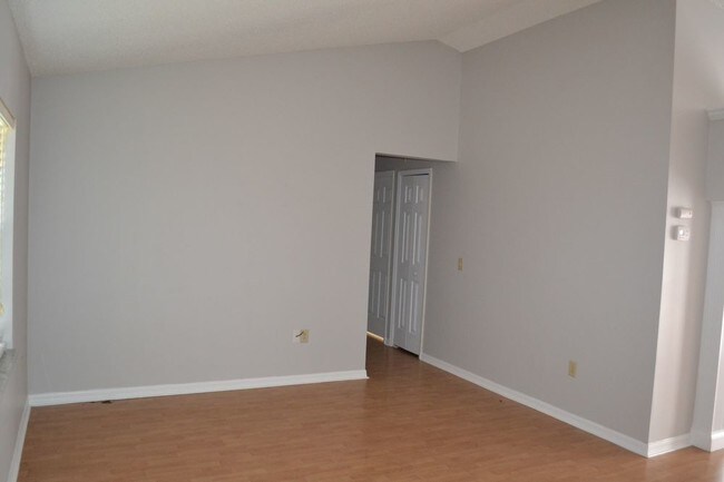 Building Photo - Lovely 3 Bedroom 2 Bath Deltona Lakes Home