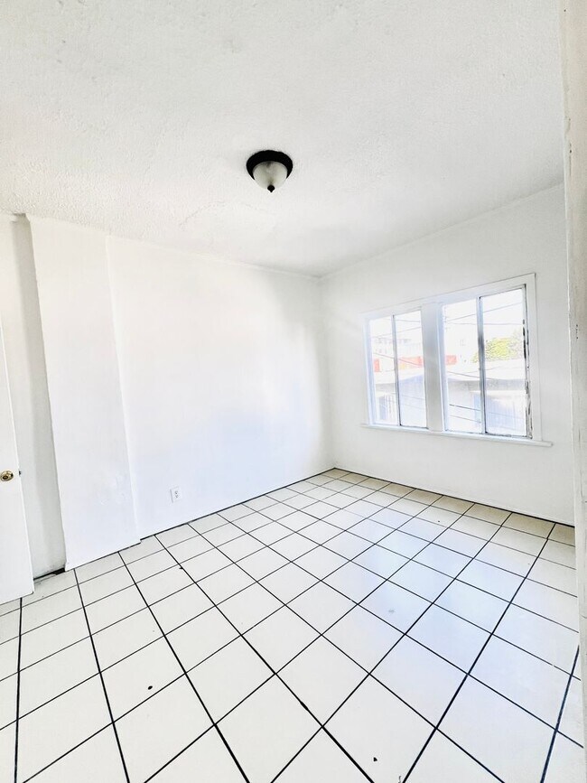 Building Photo - MATHEWS Properties 18 LLC