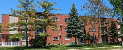 Building Photo - 830 Wellington St