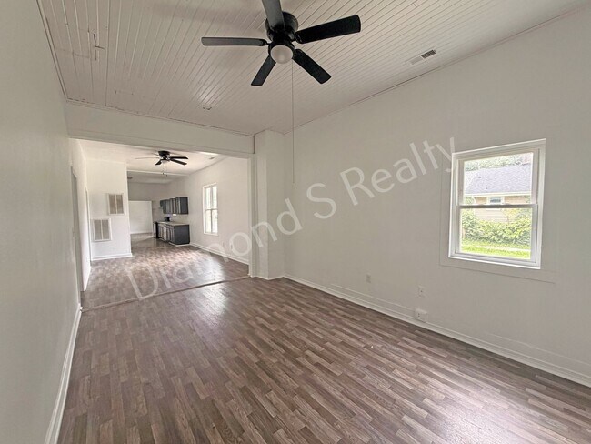 Building Photo - Updated 6 Bedroom Home!