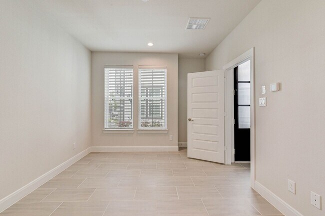 Foto del edificio - Welcome to your brand-new, 3 bedroom/3.5 b...