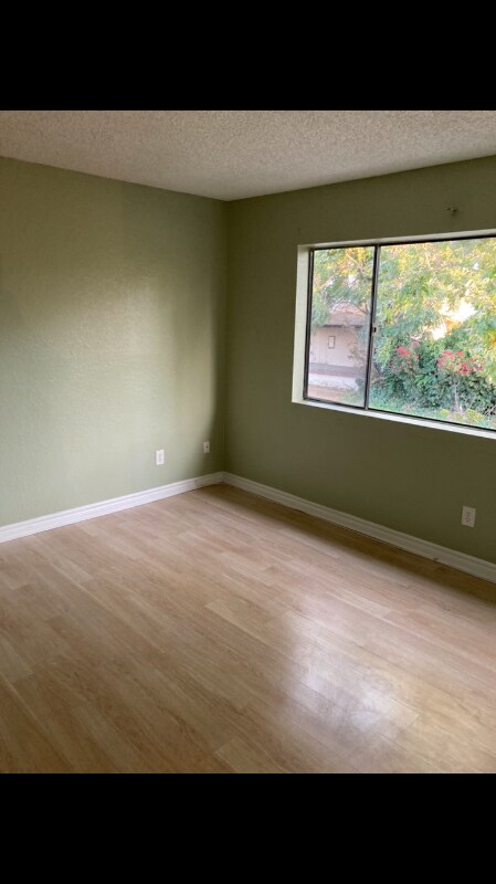 Foto principal - 329 W 1st St
