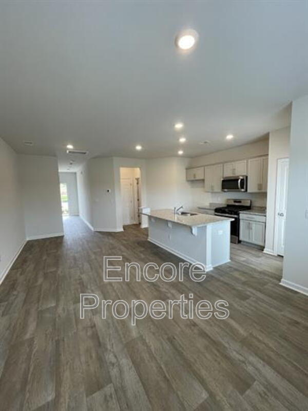 Building Photo - 347 David Hill Dr