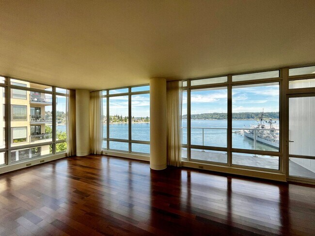 Foto del edificio - Views Galore from this Exquisite Downtown ...