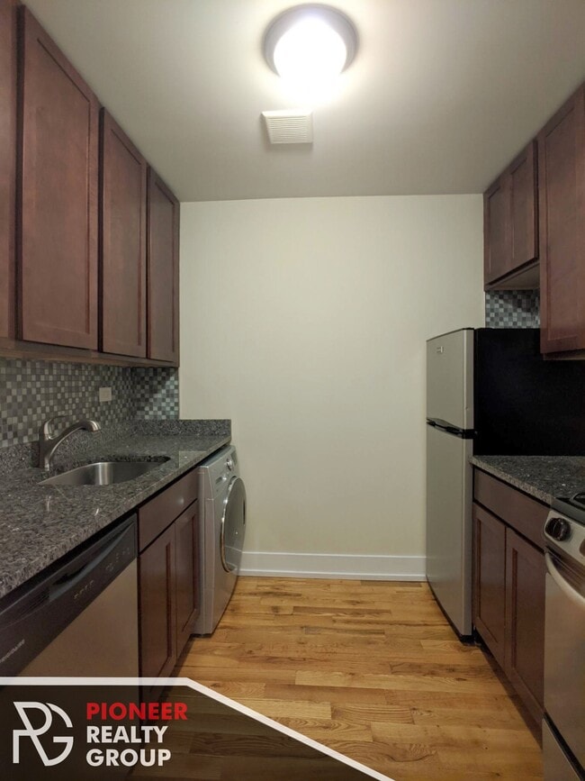 Building Photo - 557 W Arlington Pl